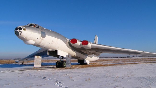 Мясищев М-4. Фотография сделана на авиабазе Украинка