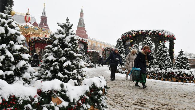 Прохожие на Манежной площади во время снегопада в Москве. 18 января 2018 Прохожие на Манежной площади во время снегопада в Москве. 18 января 2018