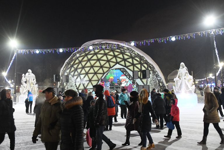 Горожане во время праздничных гуляний в ледовом городке на Новособорной площади Томска Горожане во время праздничных гуляний в ледовом городке на Новособорной площади Томска