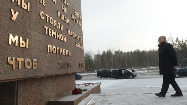 Президент РФ Владимир Путин на церемонии возложения цветов к монументу Рубежный камень на военно-историческом комплексе Невский пятачок в Ленинградской области. 18 января 2018 Президент РФ Владимир Путин на церемонии возложения цветов к монументу Рубежный камень на военно-историческом комплексе Невский пятачок в Ленинградской области. 18 января 2018