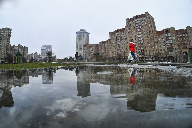 Девушка идет с пакетами по улице. Москва Девушка идет с пакетами по улице. Москва