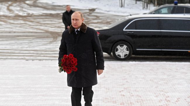 Президент РФ Владимир Путин на церемонии возложения цветов к монументу Рубежный камень на военно-историческом комплексе Невский пятачок в Ленинградской области. 18 января 2018 Президент РФ Владимир Путин на церемонии возложения цветов к монументу Рубежный камень на военно-историческом комплексе Невский пятачок в Ленинградской области. 18 января 2018