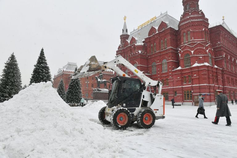 Сотрудники коммунальных служб Москвы ликвидируют последствия сильного снегопада на Манежной площади Сотрудники коммунальных служб Москвы ликвидируют последствия сильного снегопада на Манежной площади