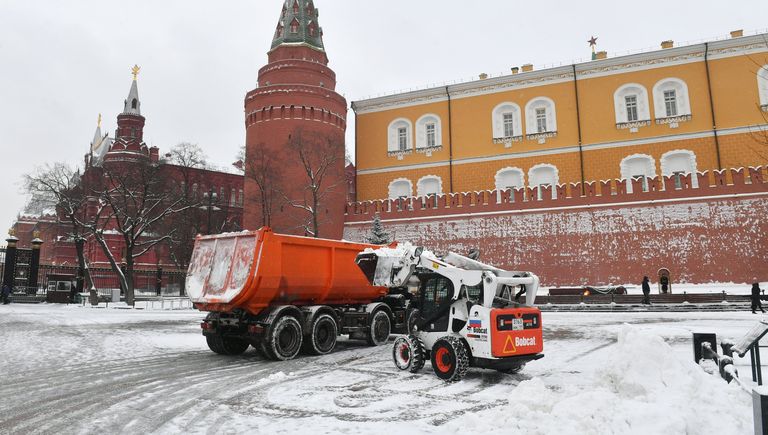 Снегоуборочная техника коммунальных служб Москвы во время ликвидации последствий сильного снегопада на Манежной площади возле Могилы Неизвестного Солдата