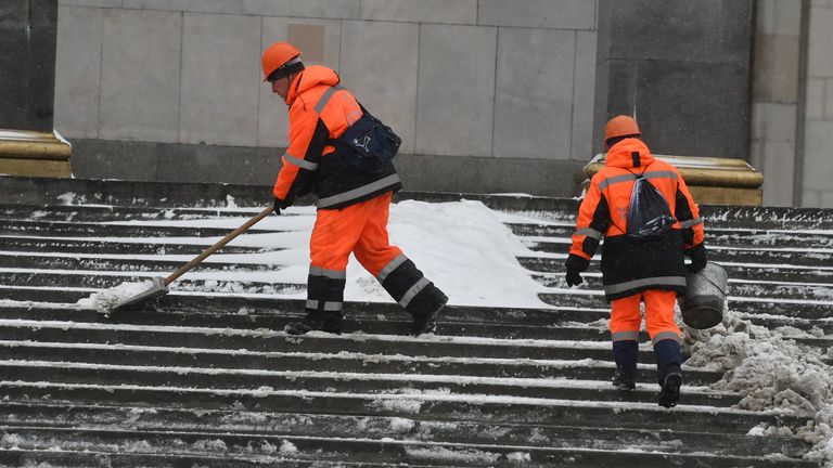 Сотрудники коммунальных служб Москвы во время ликвидации последствий сильного снегопада
