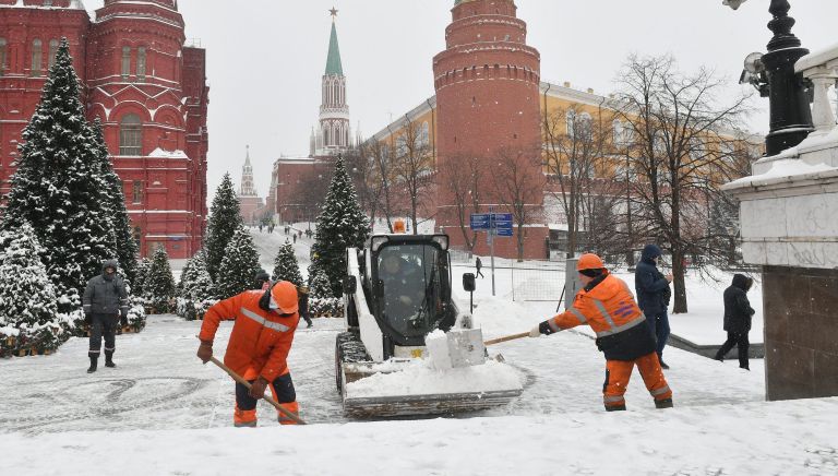 Сотрудники коммунальных служб Москвы ликвидируют последствия сильного снегопада на Манежной площади