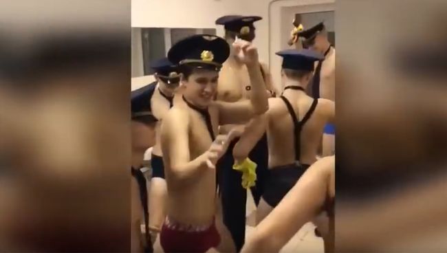 Стоп-кадр из видео курсантов Ульяновского авиационного училища Стоп-кадр из видео курсантов Ульяновского авиационного училища