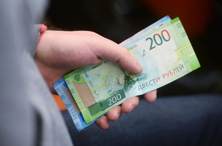 Купюры номиналом 200 и 2000 рублей Купюры номиналом 200 и 2000 рублей