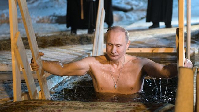 Президент РФ Владимир Путин окунается в иордани во время праздничного купания в православный праздник Крещения Господня в мужском монастыре Нило-Столобенской пустыни на озере Селигер. 19.01.18 Президент РФ Владимир Путин окунается в иордани во время праздничного купания в православный праздник Крещения Господня в мужском монастыре Нило-Столобенской пустыни на озере Селигер. 19.01.18