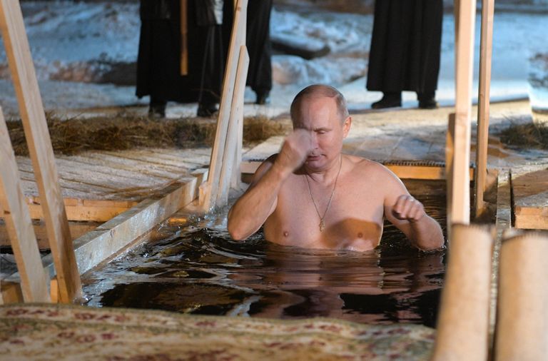 Президент РФ Владимир Путин окунается в иордани во время праздничного купания в православный праздник Крещения Господня в мужском монастыре Нило-Столобенской пустыни на озере Селигер. 19.01.18 Президент РФ Владимир Путин окунается в иордани во время праздничного купания в православный праздник Крещения Господня в мужском монастыре Нило-Столобенской пустыни на озере Селигер. 19.01.18