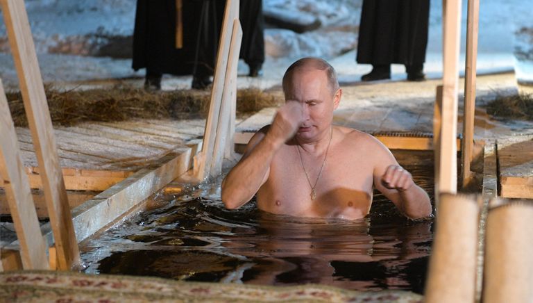 Президент РФ Владимир Путин окунается в иордани во время праздничного купания в православный праздник Крещения Господня в мужском монастыре Нило-Столобенской пустыни на озере Селигер. 19.01.18 Президент РФ Владимир Путин окунается в иордани во время праздничного купания в православный праздник Крещения Господня в мужском монастыре Нило-Столобенской пустыни на озере Селигер. 19.01.18