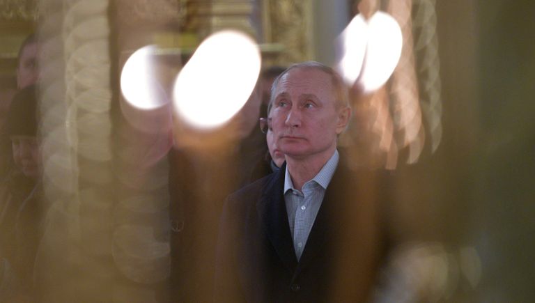 Президент РФ Владимир Путин во время литургии в православный праздник Крещения Господня в соборе мужского монастыря Нило-Столобенской пустыни Президент РФ Владимир Путин во время литургии в православный праздник Крещения Господня в соборе мужского монастыря Нило-Столобенской пустыни