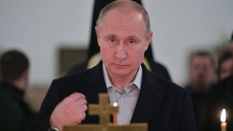 Президент РФ Владимир Путин во время литургии в православный праздник Крещения Господня в соборе мужского монастыря Нило-Столобенской пустыни Президент РФ Владимир Путин во время литургии в православный праздник Крещения Господня в соборе мужского монастыря Нило-Столобенской пустыни
