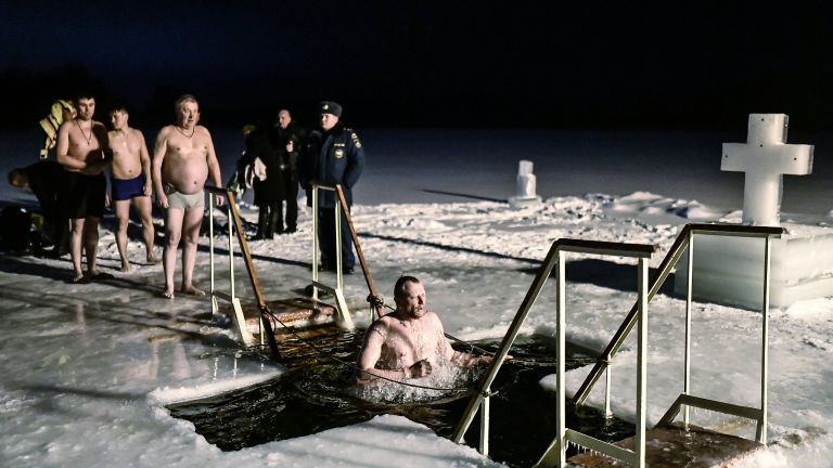 Верующие во время традиционного праздничного купания в Крещенский сочельник на территории Валдайского Иверского Святоозерского Богородицкого мужского монастыря в Новгородской области