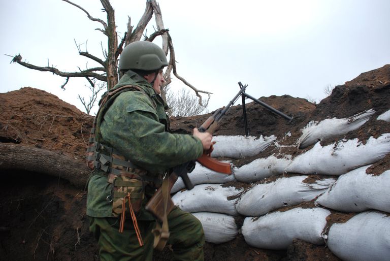 Боец ополчения ДНР на позиции у линии соприкосновения с украинскими силовиками Боец ополчения ДНР на позиции у линии соприкосновения с украинскими силовиками