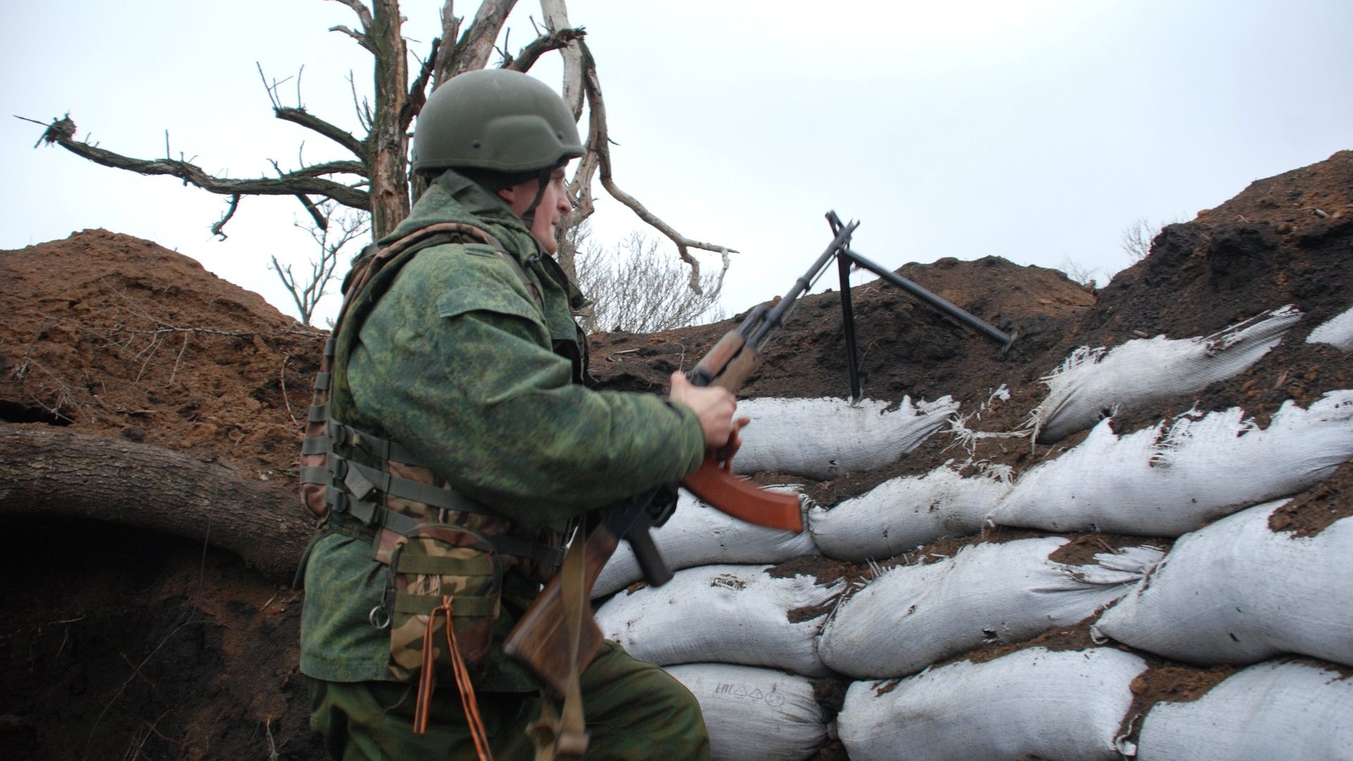 Боец ополчения ДНР на позиции у линии соприкосновения с украинскими силовиками - РИА Новости, 1920, 24.02.2022