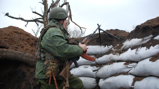 Боец ополчения ДНР на позиции у линии соприкосновения с украинскими силовиками. Архивное фото Боец ополчения ДНР на позиции у линии соприкосновения с украинскими силовиками. Архивное фото