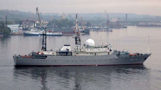 Российский военный корабль Виктор Леонов входит в бухту в Гаване, Куба. Архивное фото