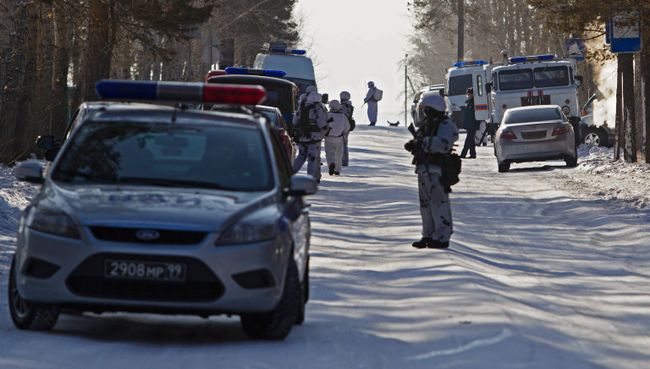Автомобили правоохранительных органов и МЧС России в микрорайоне Сосновый бор города Улан-Удэ, где произошло нападение на учеников и преподавателя школы №5. Архивное фото