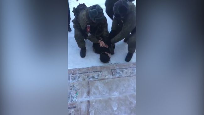 ЧП в Улан-Удэ: задержание напавшего с топором на школьников и педагога ЧП в Улан-Удэ: задержание напавшего с топором на школьников и педагога