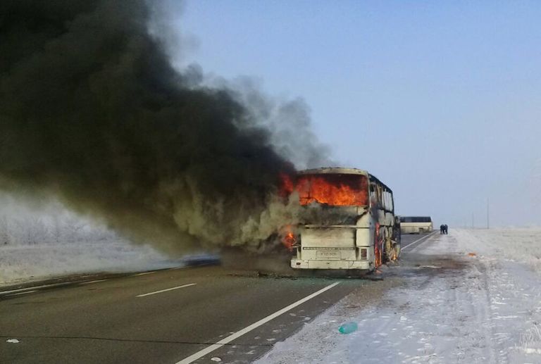 Автобус горит на трассе Самара - Шымкент в Актюбинской области в Казахстане