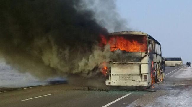 Автобус горит на трассе Самара - Шымкент в Актюбинской области в Казахстане Автобус горит на трассе Самара - Шымкент в Актюбинской области в Казахстане