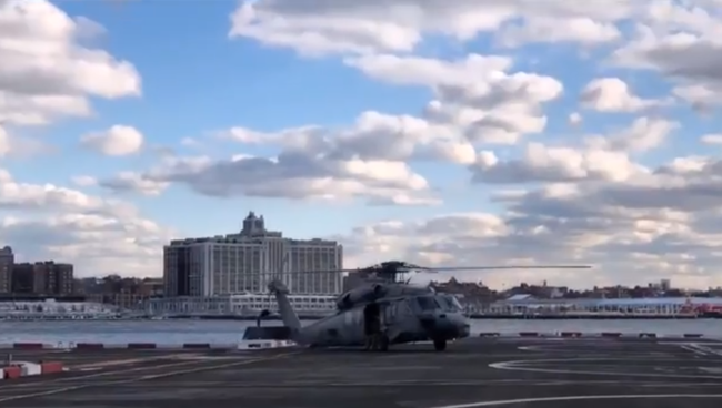 В Сети появилось видео крушения вертолета ВМС США в Нью-Йорке В Сети появилось видео крушения вертолета ВМС США в Нью-Йорке