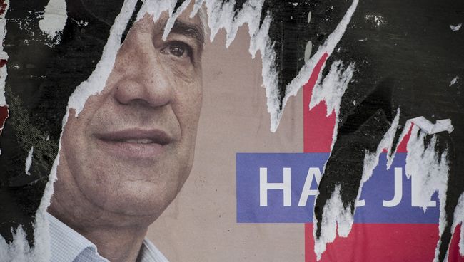 Разорванный плакат сербского политика Оливера Ивановича. 16 января 2018 Разорванный плакат сербского политика Оливера Ивановича. 16 января 2018