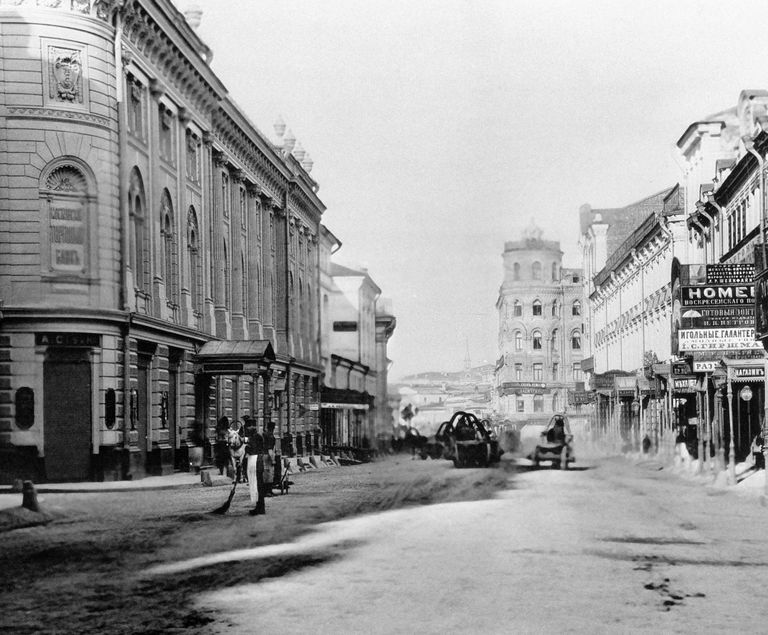 Дом № 5 на улице Ильинке — первый 5-этажный дом в Москве, построенный в 1874 году Дом № 5 на улице Ильинке — первый 5-этажный дом в Москве, построенный в 1874 году