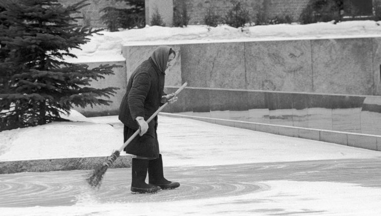 Дворник убирает территорию у Кремлевской стены. Выставочный фонд Дворник убирает территорию у Кремлевской стены. Выставочный фонд