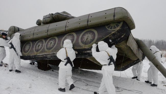 Военнослужащие 45-го отдельного инженерно-маскировочного полка развертывают средство маскировки войск в Московской области Военнослужащие 45-го отдельного инженерно-маскировочного полка развертывают средство маскировки войск в Московской области