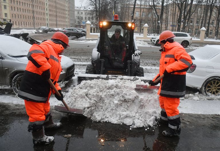 Снегоуборочная техника коммунальных служб Москвы ликвидирует последствия сильного снегопада на Большой Пироговской улице Снегоуборочная техника коммунальных служб Москвы ликвидирует последствия сильного снегопада на Большой Пироговской улице