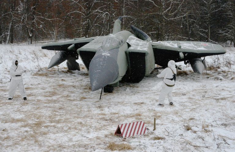 Военнослужащие 45-го отдельного инженерно-маскировочного полка развертывают средство маскировки войск в Московской области Военнослужащие 45-го отдельного инженерно-маскировочного полка развертывают средство маскировки войск в Московской области
