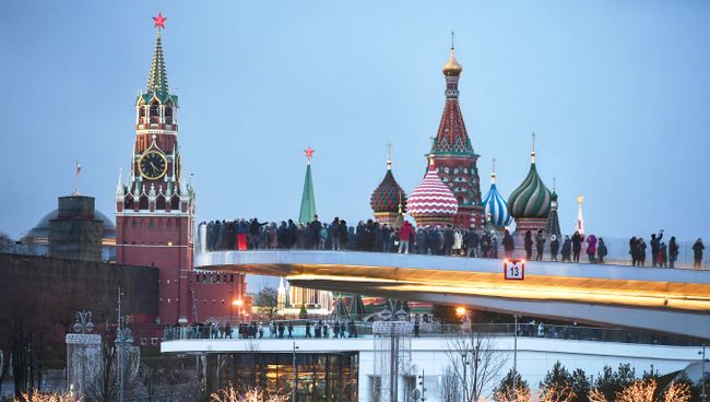 Посетители на территории природно-ландшафтного парка Зарядье Посетители на территории природно-ландшафтного парка Зарядье