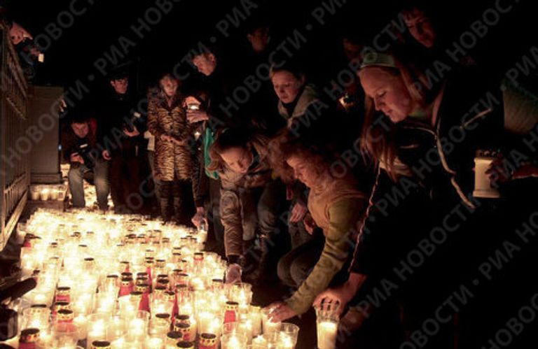 Молодежь Москвы зажгла свечи в память о погибших в Южной Осетии Молодежь Москвы зажгла свечи в память о погибших в Южной Осетии
