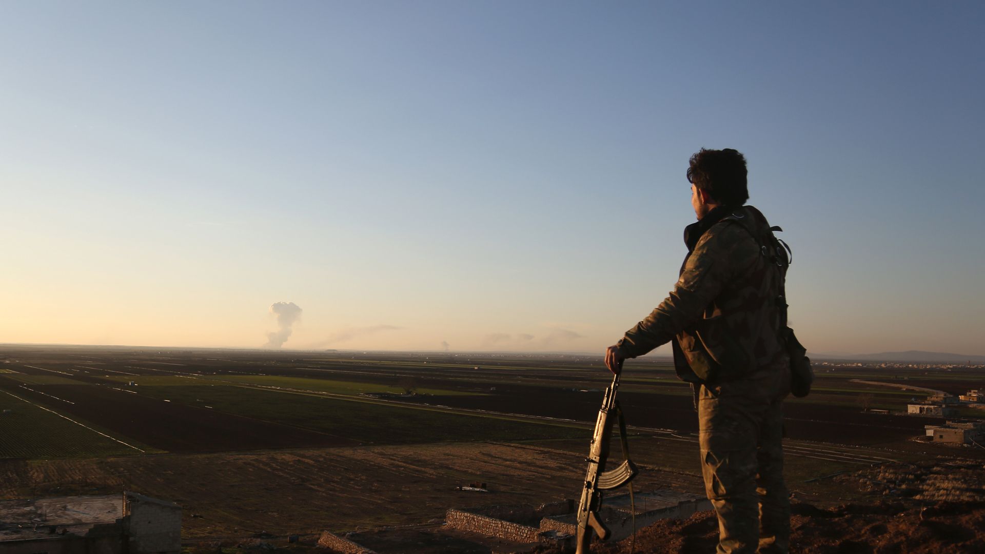 Сирийский боевик наблюдает за районом Африн Сирийский боевик наблюдает за районом Африн - РИА Новости, 1920, 13.10.2022