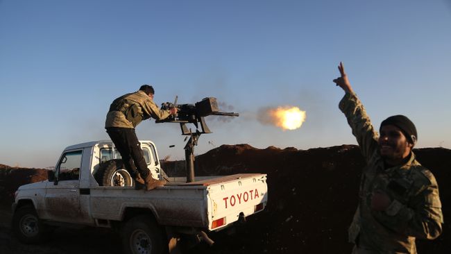 Турецкие военные из Свободной сирийской армии стреляют в позиции курдов в районе Африн. 20 января 2018 Турецкие военные из Свободной сирийской армии стреляют в позиции курдов в районе Африн. 20 января 2018