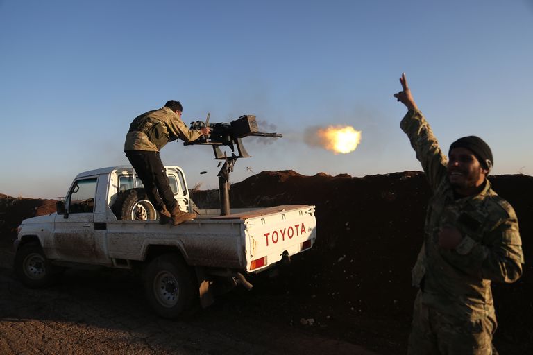 Бойцы из Свободной сирийской армии стреляют по позициям курдов в районе Африна