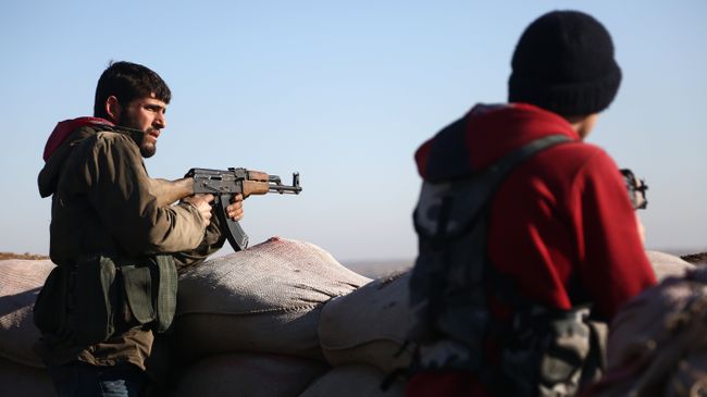 Бойцы Свободной сирийской армии обстреливают позиции курдов в районе Африна, Сирия. 20 января 2018 Бойцы Свободной сирийской армии обстреливают позиции курдов в районе Африна, Сирия. 20 января 2018