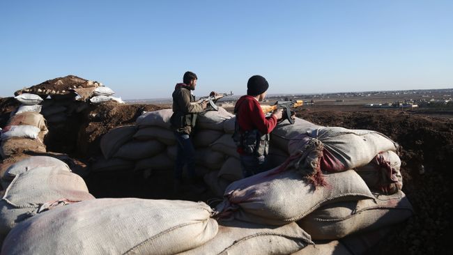 Бойцы Свободной сирийской армии стреляют в позиции курдов в районе Африн. 20 января 2018