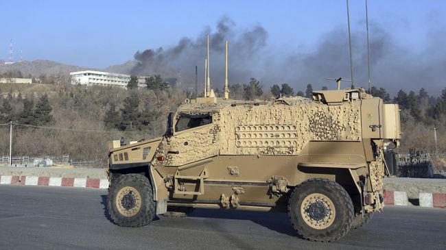 Военный автомобиль рядом с отелем Intercontinental Hotel в Кабуле. 21 января 2018 Военный автомобиль рядом с отелем Intercontinental Hotel в Кабуле. 21 января 2018