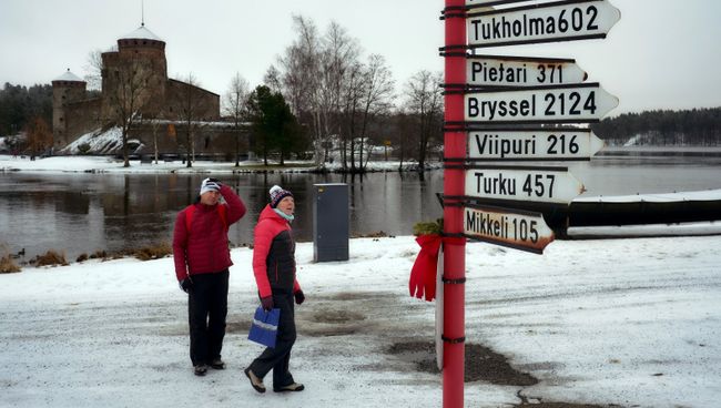 Туристы неподалеку от шведского замка Олавенлинна в городе Савонлинна Туристы неподалеку от шведского замка Олавенлинна в городе Савонлинна