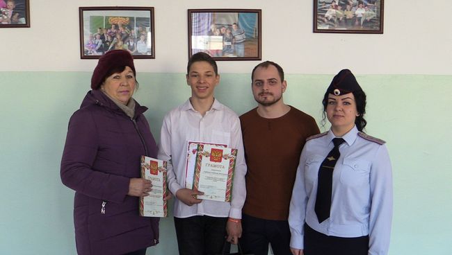 Транспортная полиция наградила ученика седьмого класса Станислава Горбачева из поселка Раздольное в Приморье , а также поблагодарила его бабушку Людмилу Горбочеву и классного руководителя Евгения Рыскаль Транспортная полиция наградила ученика седьмого класса Станислава Горбачева из поселка Раздольное в Приморье , а также поблагодарила его бабушку Людмилу Горбочеву и классного руководителя Евгения Рыскаль