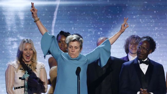 Фрэнсис МакДорманд получает награду актерской гильдии США SAG Award за фильм «Три рекламных щита за пределами Ebbing, Миссури». 21 января 2018 Фрэнсис МакДорманд получает награду актерской гильдии США SAG Award за фильм «Три рекламных щита за пределами Ebbing, Миссури». 21 января 2018