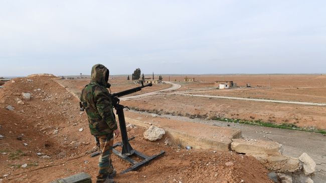 Сирийский военнослужащий в аэропорту Абу-Дхоу в провинции Идлиб, Сирия. 21 января 201