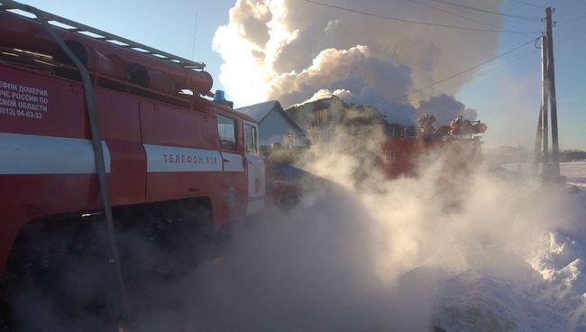 Пожарные работают на месте ликвидации пожара в частном жилом доме в селе Седельниково Омской области. 22 января 2018 Пожарные работают на месте ликвидации пожара в частном жилом доме в селе Седельниково Омской области. 22 января 2018