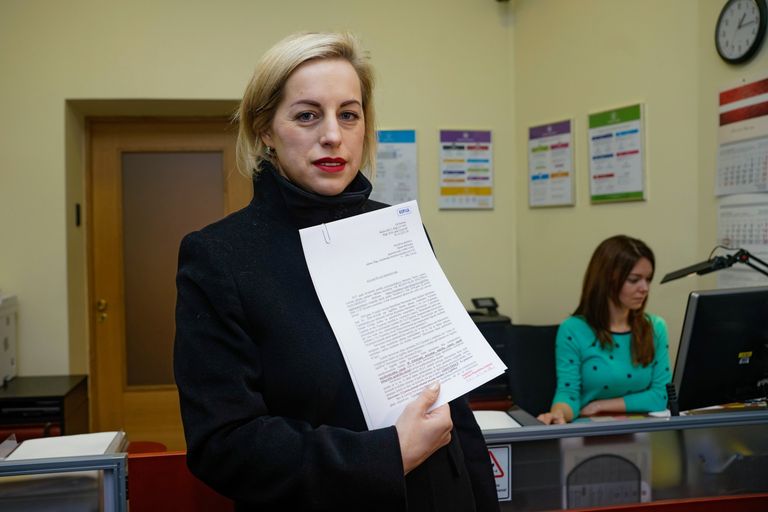 Правозащитница Елена Бачинская во время передачи в Сейм петицию о сохранении в Латвии билингвального образования. 22 января 2018 Правозащитница Елена Бачинская во время передачи в Сейм петицию о сохранении в Латвии билингвального образования. 22 января 2018