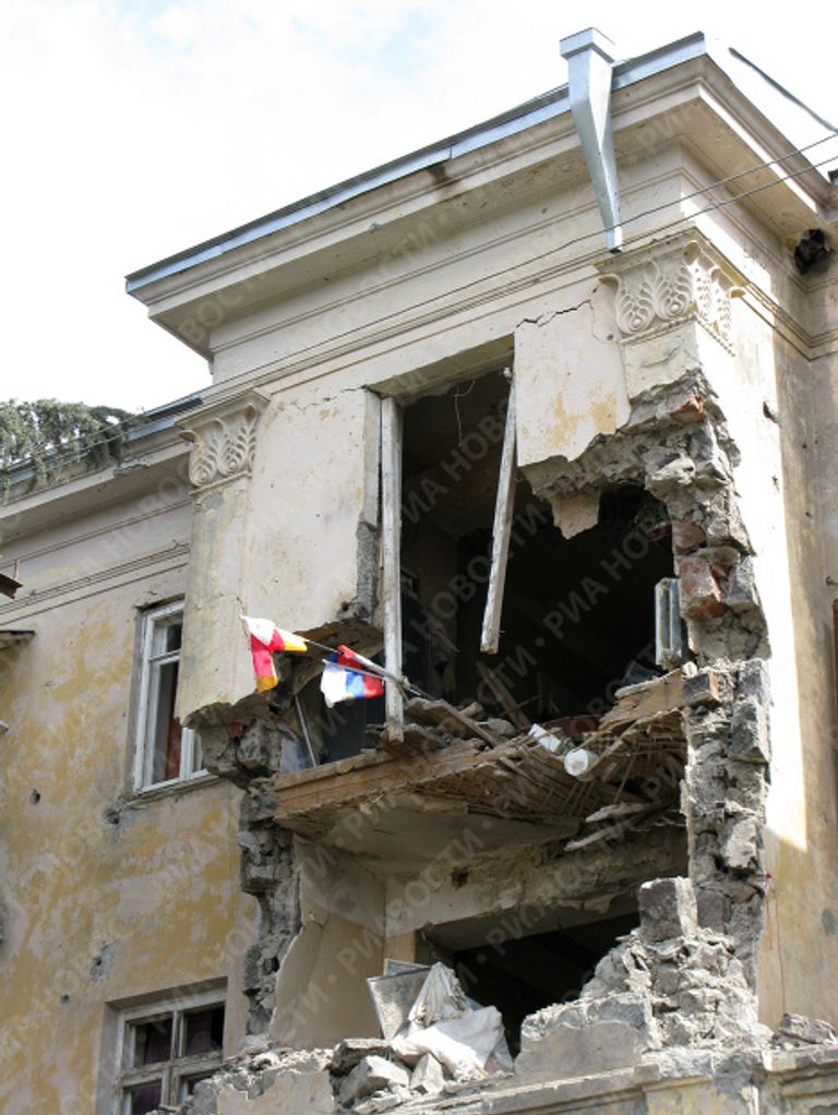 Одно из зданий в Цхинвали, пострадавшее от обстрелов Одно из зданий в Цхинвали, пострадавшее от обстрелов