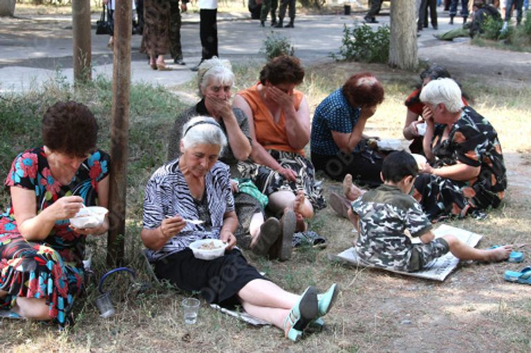 На улице города Цхинвали. Архив На улице города Цхинвали. Архив