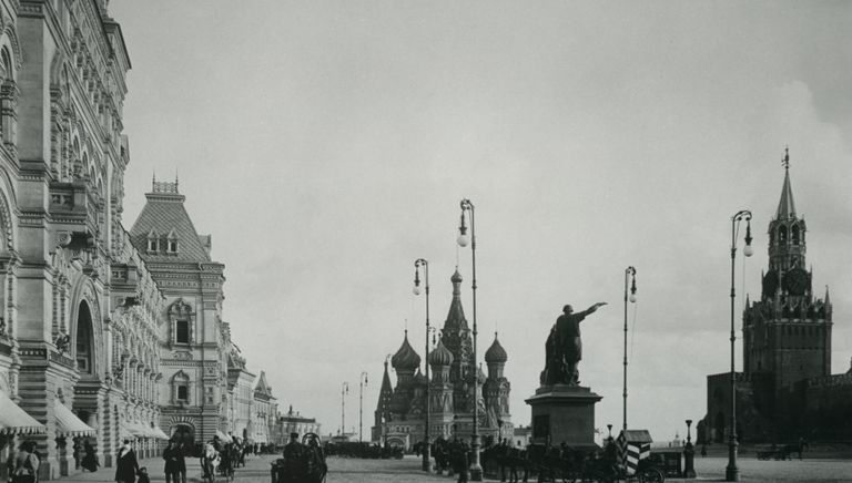 Чугунная литая колонна со светильником для лампы накаливания Чугунная литая колонна со светильником для лампы накаливания